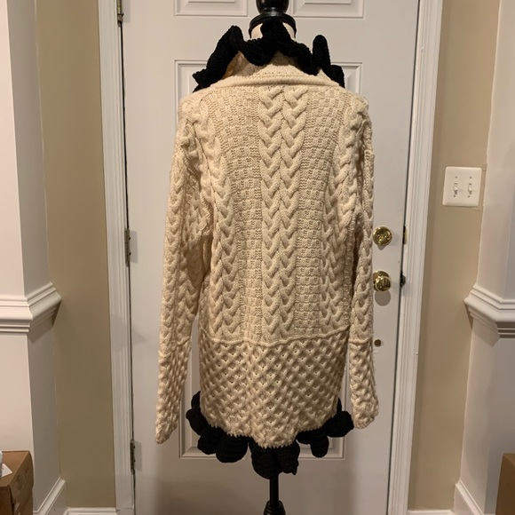CARRAIG DONN 100% Merino Wool white black ruffle Cardigan (hole) - Picture 7 of 7